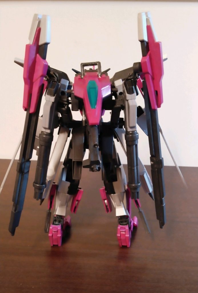 背面。物騒な武器がたくさん積まれている。