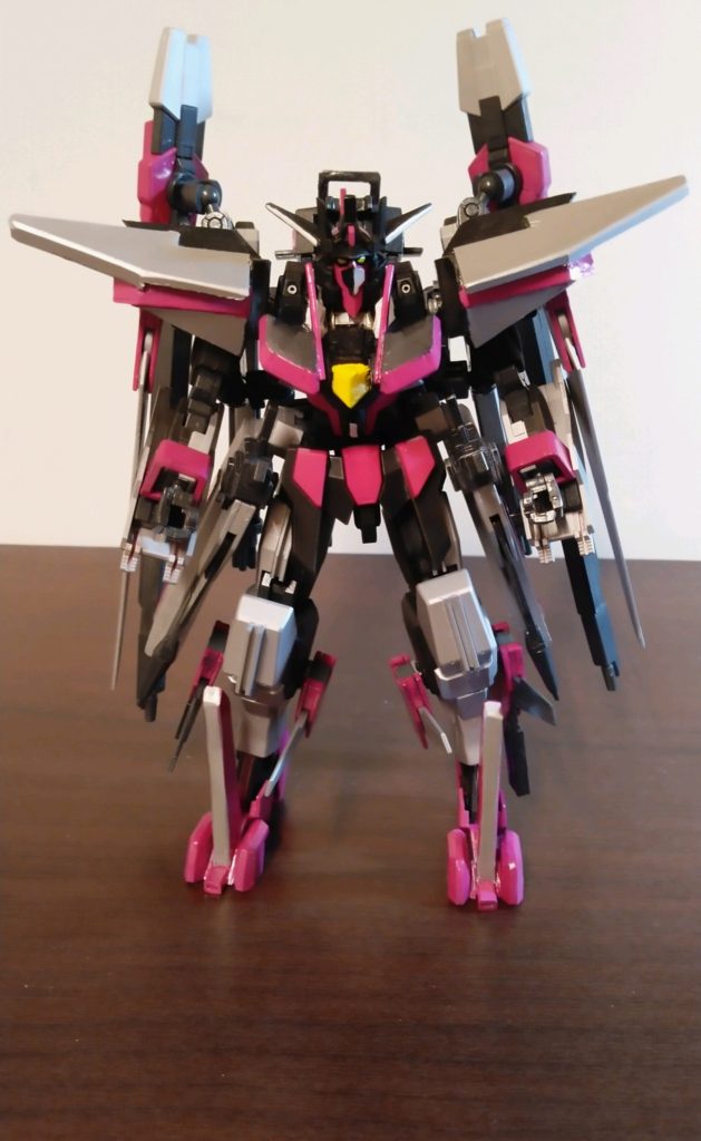 前面。銀ベースにマゼンタと黒を差し込んだカラーリングは仮面ライダーディケイドコンプリートフォームがモチーフ。