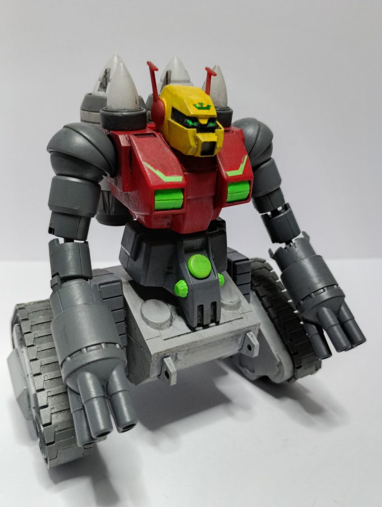 主な改造点は、ガンタンクをベースに顔の形状変更・肩幅の変更・各所パーツの取り付け位置の変更…と多岐にわたっています。腕と肩のミサイルは30MMのオプションパーツ（戦国アーマーセット）を使用しています。