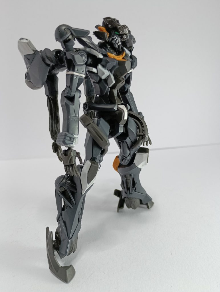 主な改造点は、顔に歯を付けたのと、腕の延長、バックパックの変更だけですW