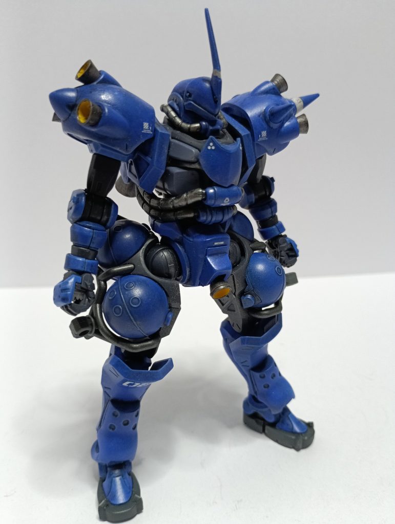 発売前から改造方針をあらかた決めてたせいか、以外と早く出来ました。主な改造点は、体の各部にケンプファーのパーツの貼り付けと、脚部の延長。股間部をケンプファーの意匠に近づけるため、エポパで形を変えております。あとつま先が寂しかったので、2mmの三角棒で意匠を加えています。