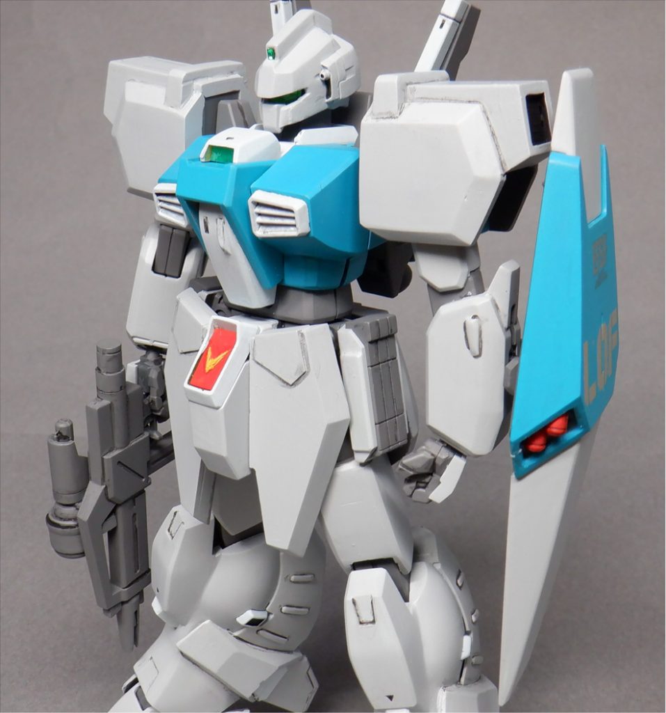 一番の特徴だった4発ダクトは整備性が最悪だった事から廃止され、ジェネレーターも発熱量を抑えた物に交換されました。肩部は複雑怪奇な形から簡素化され、スラスターが中央に一発に。上面が平らになってミサイル等資機材が無理なく追加できるようになりました。連邦軍の制式装備になった事から股間にV字マークが追加されています。