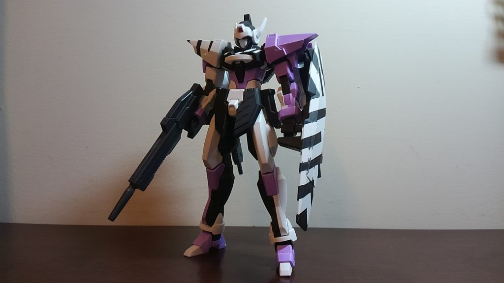 機体各部の模様は、「ウルトラマン」のダダが元ネタ。また、脚部のカラーリングは「ウルトラマンネクサス」のダークファウストからも影響を受けている。