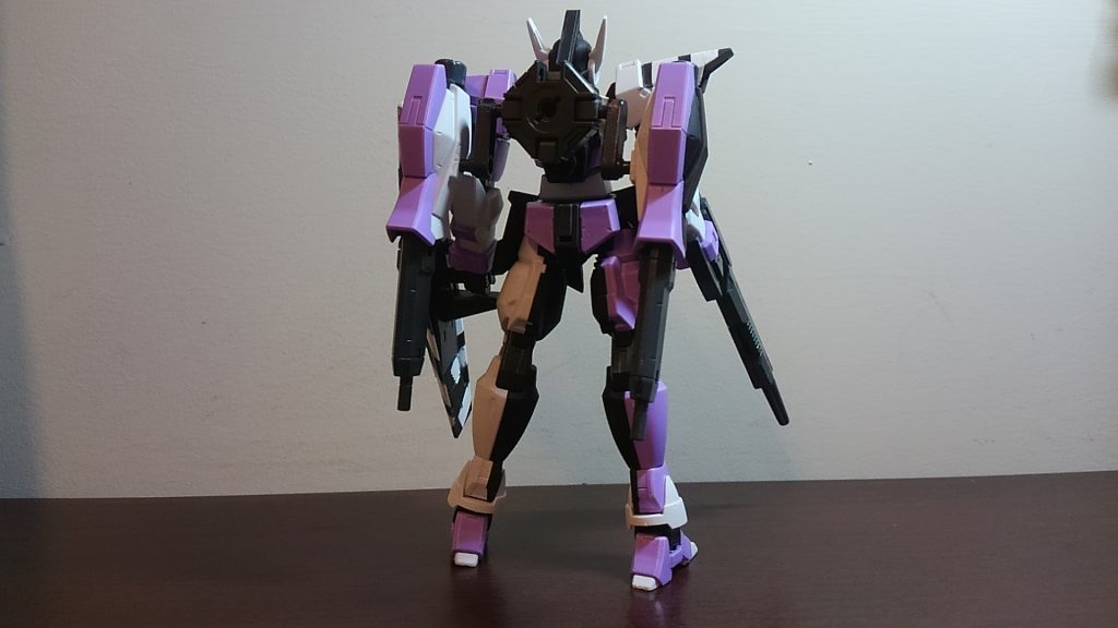 背部にはDビットを装備。ガンダムAGE-1の脚部バーツをベースに銃身を装着したもの。着脱可能。