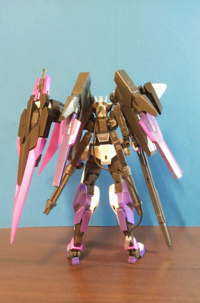 背面。ブースターパックに接続したUXファングは取り外し可能。