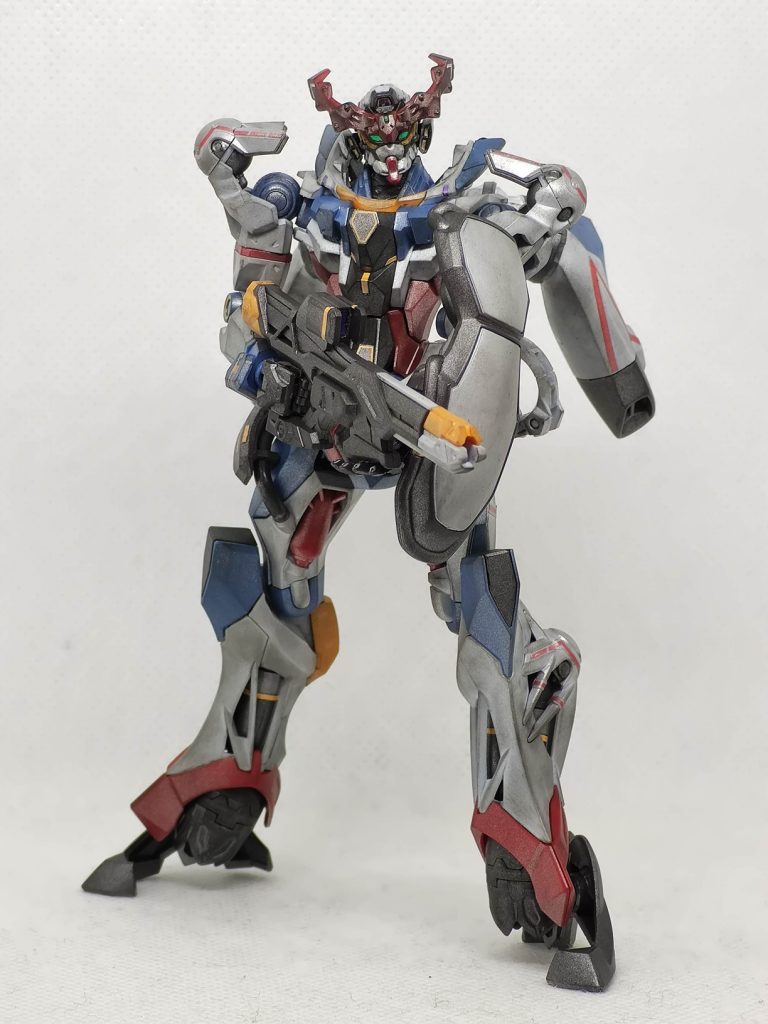 機体のベース色が白じゃなく、灰色というかシルバーになってますね。本来のジークアクスのイメージとは違ってるかも・・・。