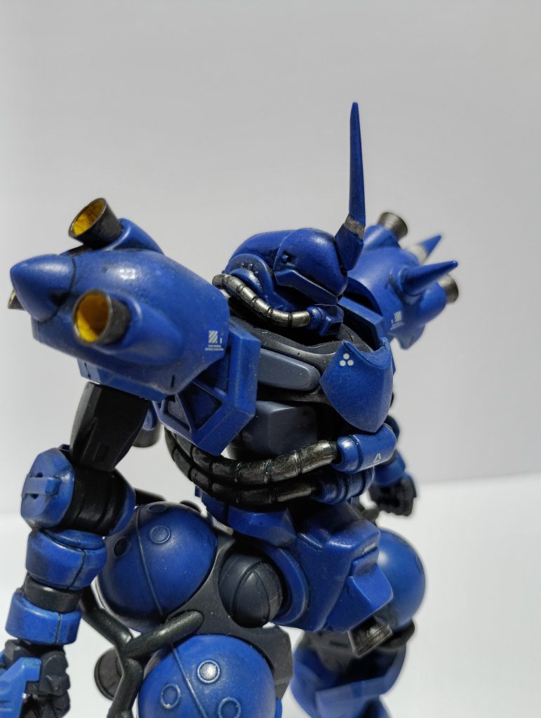 ケンプファーのパーツは、そのまま流用すると大きいので、肩などはカットして調整。スプリングで取り付けています。口は本来ケンプファーのキットの物を考えていたのですが、作っているうちに「これもアリだな」と思いザクのままにしました。