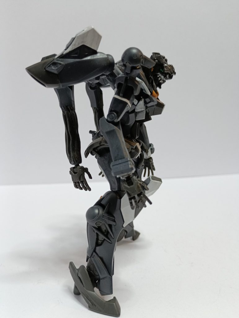 バラ売りしていた腕パーツで、バックパックに腕を付けています。バーニアは元キットの腕部の接続部を利用して腕の横についています。