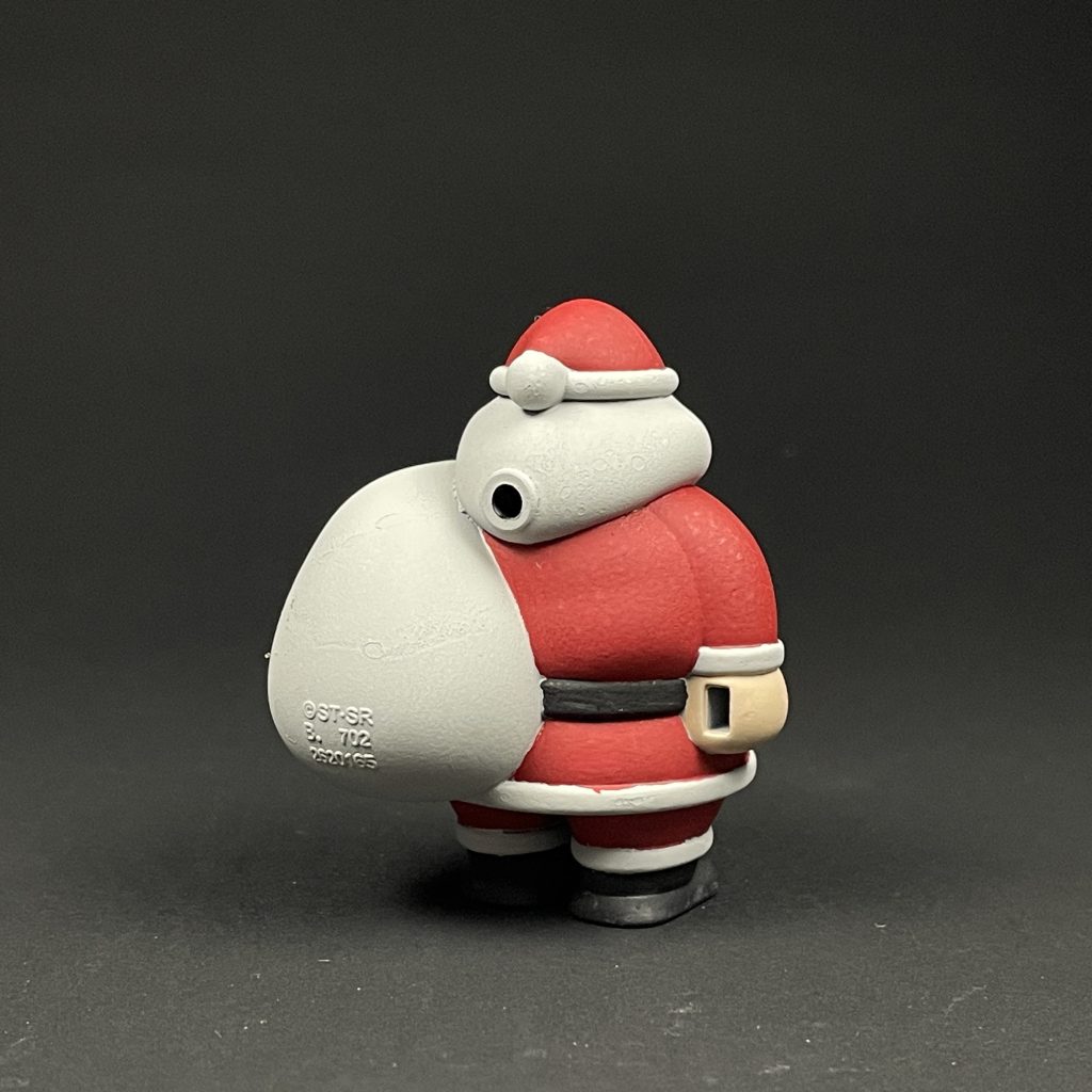 まさかのサンタバルーンが付属。食玩でここまでやるかって思いましたw背中には3mmの穴が開いてるのでスタンドに飾ることも可能。黒の成型色のみだったので、塗装しました。【使用塗料】下地:シタデルカラー グレイシーア赤色:メフィストンレッド黒色:アバドンブラック肌色:水性ホビーカラー 薄茶色