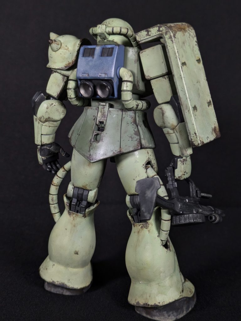 脚部のモールドを埋めてシンプルな見た目に。しかし完成間近でひび割れが発生…