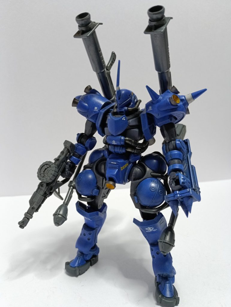 右肩のスパイクはジャイアント・バズに干渉するため、背部のスパイクは取り除いています。あとシュツルムファウストの取り付け位置をどうしようか少し迷いましたが、腿のパイプの隙間に3mmのドリルで隙間を広げて、取りつけました。