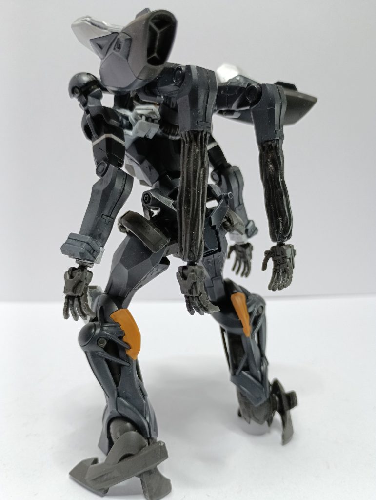 バックパックの腕の延長部はエポパテで麵のように細長く丸めたものを貼りつけて表現。造形は正直あまり上手くないのですが、塗装したらなんかそれっぽくなりましたW