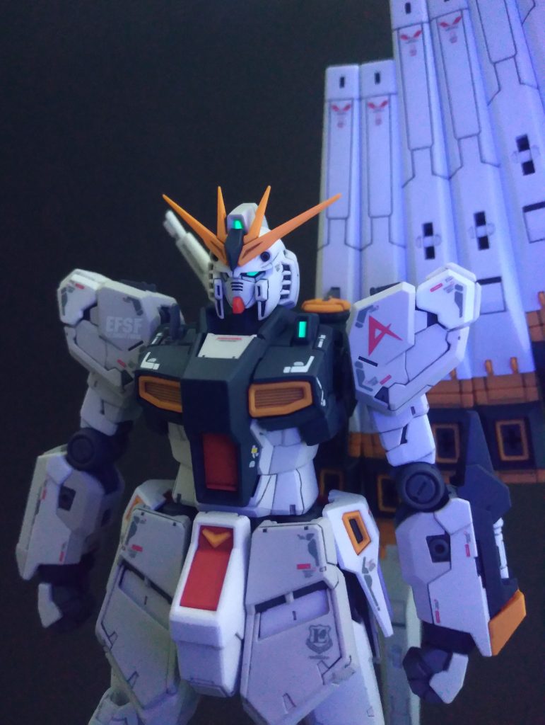デカールは純正の水転写デカールを指定通りに貼り付けました。右肩の「EFSF」だけ追加しました。付属のリアリスティックデカールは未使用です。カメラアイやビームサーベルは蛍光カラーで塗ったのでUVライトに反応します。無改造でこれだけカッチョええνガンダムができるとは感動です。今度のPGUも期待大です(買えるかどうかが心配ですが･･･)最後までご覧いただきありがとうございました。