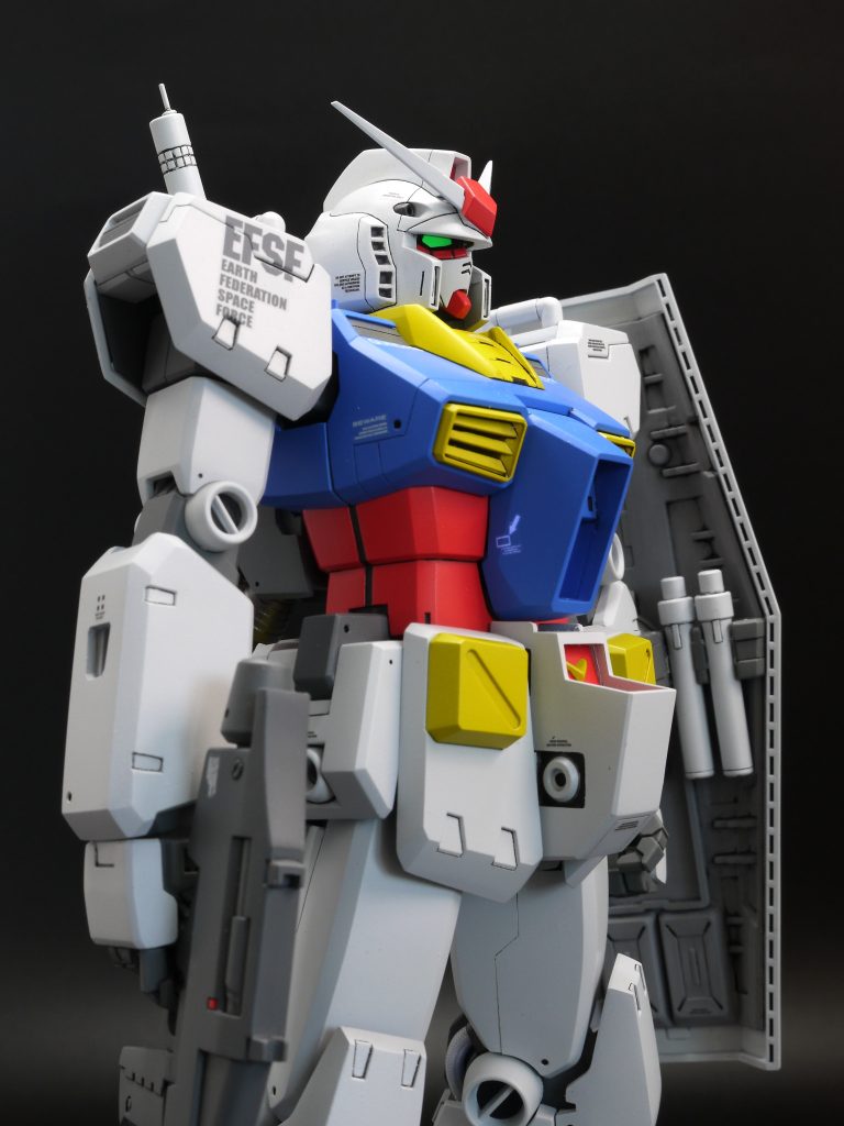 ●頭1/72作例のように、上から見るとシャープで下から見ると優しいイメージに近付けるべく、盛る削るを繰り返して調整しました。1/72作例はアゴを引いたまま正面からツインアイが見えるのですが、どうしてもそれを再現出来ませんでした。顔が正面を向いている写真では少しアゴを上げてあります。・前後に1.2mm延長・耳部ダクト下面から襟足にかけて0.5〜1mmカット・耳部側面から後頭部にエポパテを盛って丸みを持たせ、後頭部に稜線を追加・ひさし裏面がストレートになるように、先端が丸くなるように削り込み・マスク、アゴを小さく加工し、位置を調整・ツインアイ周辺をマスクより0.8mm奥に移動して彫りを深く・ツインアイはプラ板で新造し、蛍光グリーンで塗装・頬外装をプラ板で新造、ダクトが埋め込まれた形に変更・トサカを後ろに向けて拡大