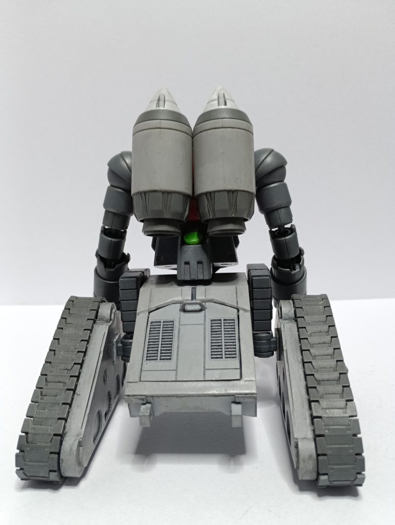 ガンタンク初期型のようにキャタピラ周りに表情をつけたくてタンク本体とキャタピラ間にジョイントパーツをつけています。