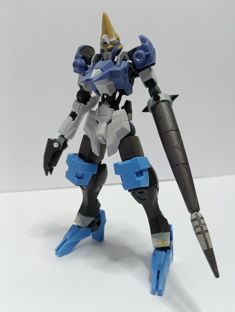 作成途中。脚はヴィダール、左腕はバルバトスで、あとはキマリス・ヴィダールのキットを用いています。あと、スラっとしたプロポーションにしたかったので、足を延長しています。