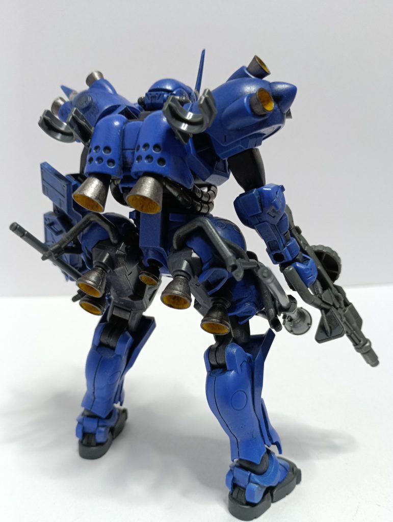 背部。武器をマウントしようとしたのですが、腿に干渉するためつけられませんでした…。あと肩のバーニアは、ザク側に合わせるため、市販パーツを使って外にせり出すようにしています。