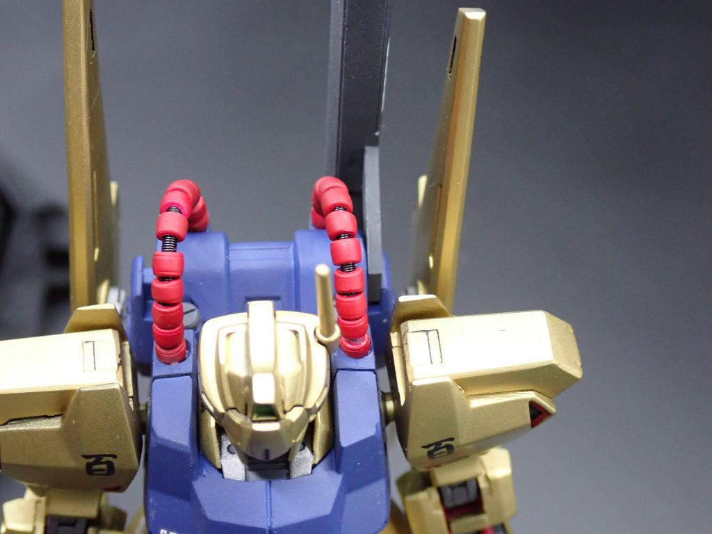 パイプはビルダーズパーツの1/144MSパイプ01を使用しています。その中にWAVEのスプリング1.5㎜を通しています。胴体部分は少し彫り込んで、少し埋まるようにしています。