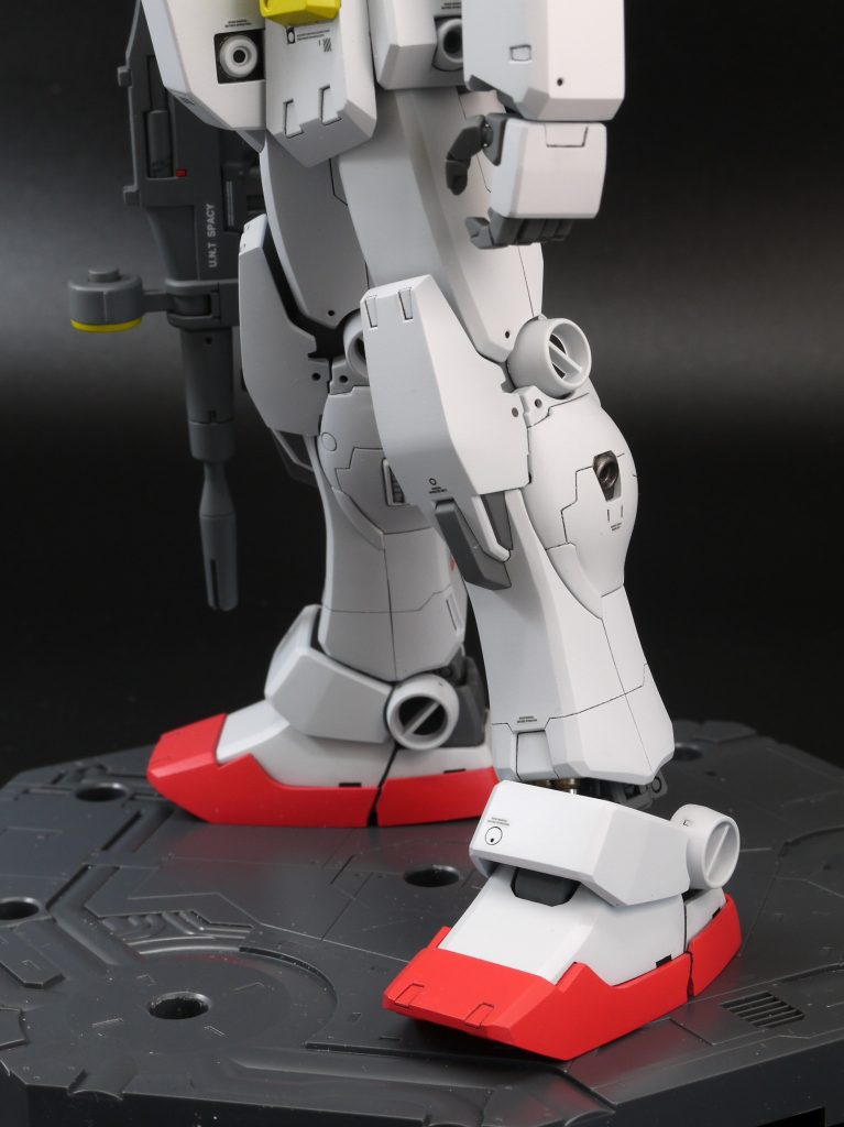 ●脚ココもキットのデザインを踏襲しました。もっと細いイメージですが、加工が大変なので諦めました。・脚がハの字に開くようにふともも付け根の干渉部をカット・ふともも正面の外装を上に5mm延長、正面の曲面Rを大きくして直線的に・ふとももとスネを正面から細く見えるようにC面稜線を削り込み・ヒザブロックに付いているC面を削除・スネを4mm延長・足首で0.8mm延長・アンクルガードの下端側を形状変更し、側面に稜線を追加・スリッパ底面を約1mm厚く・足の甲やスリッパ側面を削ってスリムでスクエアなイメージに変更・つま先裏の角度を変更・かかと側の赤い部分を上方に拡大