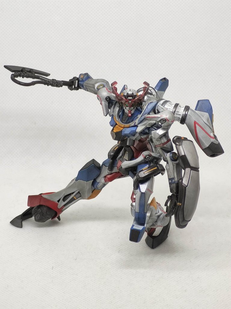 こんなポーズでも自立できるほど足先の自由度が大きいです。