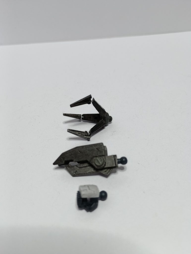 左腕は変形する設定で、ブリッツのグレイプニール、ヴィダールの足部ハンターエッジなどを加工して作りました。