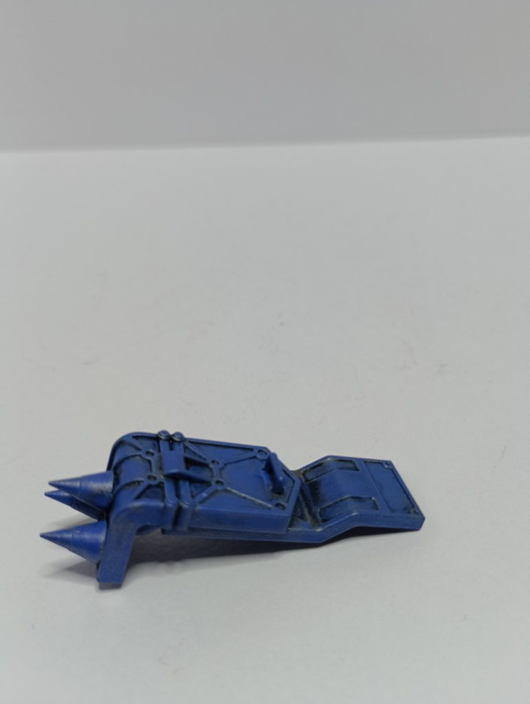 スパイクシールドは、元キットの盾と左肩のパーツを組み合わせて、作成しました。