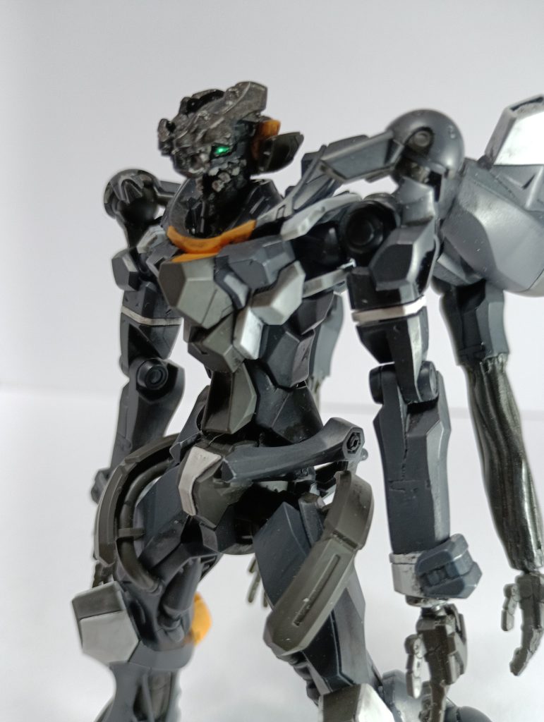 顔はオメガサイコミュ発動前の顔より改造。歯はアゴ周りを一旦切り離し、1mmのプラ角棒を細かく切った物を瞬間接着剤で付けて作りました。歯並びが悪いですねW