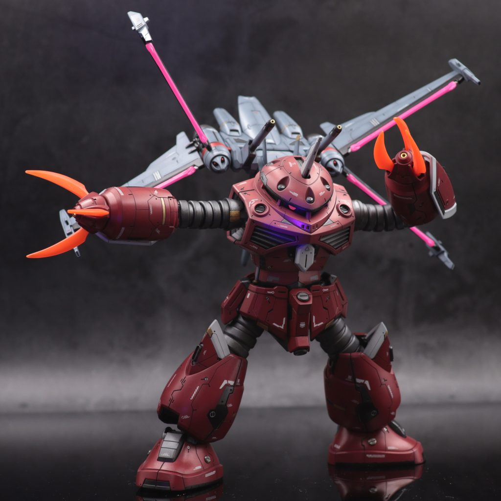 爪、ビーム刃は蛍光塗装してあります。