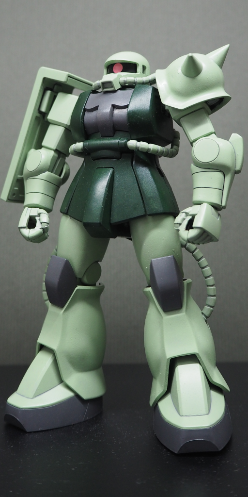 開戦前――ミノフスキー粒子散布下でのモビルスーツ投入という公国軍の新戦術を以てすれば、総力決戦による連邦宇宙戦力の壊滅という目標も十分に達成可能と考えられていたが、彼我の圧倒的な兵力差からローテーション出撃等による交代運用をする兵力的余裕のないジオン軍には、損害を度外視してでも核バズーカ標準装備のザク全機投入による短時間での決着こそが必要不可欠であった。従って開戦時点での主力機ザクⅡC型は、コックピット周辺を中心に施された耐核装備のため著しく荷重が偏り、結果低下してしまったAMBAC効率を機体各所に増設された姿勢制御用スラスターで補うという設計であった。これは本来モビルスーツ最大の特長であるはずの汎用性や機動性が大きく制限された状態ではあったが、AMBAC制御システムが未だ開発途上であった当時の事情等から、単純に操縦性の向上として高く評価されていた。――開戦2週間にして地球連邦軍宇宙艦隊の壊滅を実現、それを受けて南極条約により核兵器使用禁止が成立。これを以て、かねての計画通り地球への侵攻が可能となる。以後不要となる耐核装備の排除による大幅な軽量化、更には主動力炉の増強ほか徹底した最適化設計により、モビルスーツとしての一つの完成形とまで称される名機ザクⅡF型の誕生であるが、開戦時点で既に大量生産が開始されていたという。耐核装備が取り除かれたF型では重心バランスが改善したことから、制御スラスターは必要最小限まで削減され、推進装置と統合された新たなAMBAC制御システムにより、特に宇宙空間での機動性及び稼働時間の延長において格段の向上が見られた。また25％もの軽量化により重力下における長期運用も十分可能となり、初期生産機の大半が地球侵攻作戦に投入された。反面宇宙では、ルウム戦役により連邦宇宙戦力が壊滅状態にあったため機種更新の緊急性は低く、所属宙域によっては長らくC型を使い続ける部隊も少なくはなかった。よって戦争中盤に至って「通常のザク」が未だザクⅡC型を指すという場合も特別珍しいことではなかったのである。