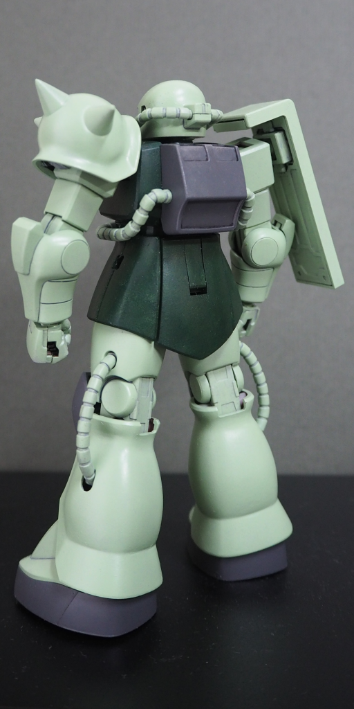 F型の開発完了後、直ちに大量生産が開始される。開発元のジオニック社の他、ツィマット社やMIP社でも委託生産され、最盛期にはジオン国内工場中80％以上が何らかの形でF型の生産に携わっていたという。それだけに基本スペックの点でこそ大きな違いはないものの、製造時期や工場により細部の仕様には多少の差異が存在する。最も目を引く違いは塗装における色調の違いであるが、使用塗料に関しては厳密な指定がなされなかった事もあって、生産時期によっても多数のバリエーションが存在し、また環境による変色等を考慮すれば機体色のみを以て生産メーカー等の判別に用いるのは現実的でない。ツィマット社によりライセンス生産されたF型は、肘部装甲の塗分けの違いで容易に他社製と判別が出来る。これはM-120A1以降ザク・マシンガンにストックが追加されたため、以後肘部の強化装甲は不必要との判断による材質変更だとされる。だが実際は脚部での自社製推進器の採用により生じた重量増を、指定総重量に収めるため装甲変更による軽量化で相殺した窮余の一策に過ぎないとも言われている。総推力ではジオニック製を上回っていたというが、指定仕様に合わせたリミッター制限がかけられているため性能面での違いはみられず、また操縦感覚等の差異についても制御ソフトウェアにより、パイロットには通常体感出来ない水準に抑えられている。しかし、これら両下腿への重心移動と推進力増強によるAMBAC効率の向上は、ジオニック社から出向していた技術将校の関心を大いに引くことになり以後、ジオン軍における宇宙用モビルスーツ設計の方向性に非常な影響を与えたという。なお地上での運用が重視されたMS-06F-2ザクF2型以降でも重心低下処置は標準仕様の一部として採用されており、重力下ではカウンターウェイトとして安定性の向上にも寄与していたと考えられている。ただし格闘戦を好んだ旧教導機動大隊所属パイロットらの要望により、元々グラナダ仕様のザクには手足甲部分の装甲に重量のある強化材が採用されたものが少なくない。これらを公国軍におけるAMBAC効率重視フォルムの源流と見る向きもある。