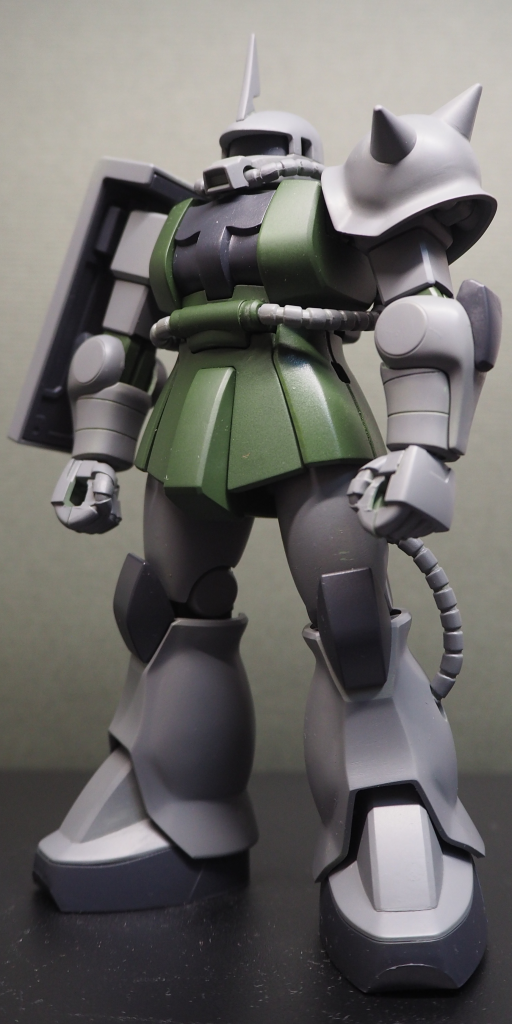 量産型ザクⅡC型から耐核装備を廃した上で、主動力炉の増強ほか宇宙戦闘における機動性の向上が最大限図られたエースパイロット向けの上位機種。並行して開発されたF型とは約80パーセントの部品を共有し、地上運用も可能であるが専ら宇宙での高機動戦闘に用いられ、敢えて地球に降ろされる事は殆どなかった。本格的な配備開始は南極条約締結後であるが、ルウム戦役において既に少数が実戦参加していたともいわれる。当時は情報操作により主にC型として運用されるなど存在自体が秘匿されており事実確認は困難になっている。全機がジオン本国で生産されるなど徹底した秘密保持がなされたが、これは耐核装備排除の事実から戦略意図を察知される事を警戒しての処置であった。戦争の早期決着に失敗した場合、資源確保のための地球侵攻が不可欠となることは開戦前から認識されていたが、耐核装備をしたC型ザクの重量では地球上での作戦行動は非現実的であり、事実連邦はこれを根拠として公国軍による地球侵攻を当時全く想定していなかった。宇宙と異なり進軍速度が大きく制限され、またミノフスキー粒子散布により密集状態にならざるを得ない地上モビルスーツ部隊に対する核攻撃こそ最大の脅威あり、そもそも精密誘導の不要な高高度核爆発を迎撃に用いられれば大部隊の降下自体が実施不可能と見られた。すなわち核兵器が存在する限り、地上においてはミノフスキー粒子とモビルスーツを用いた公国軍の新戦術が成立しえない事は明白であった。故にルウムにおける再度のコロニー落とし作戦の構えや全モビルスーツ部隊への核装備など、大量破壊兵器の脅威を強く印象付ける事こそが作戦の主要目的の一つであり、少なからぬ代償を支払ってまで行われた苦肉の策であった。結果として南極条約により核兵器使用を封じることに成功し、ここに初めてモビルスーツがミノフスキー粒子の散布された新時代の戦場において絶対的地位を確立することとなる。