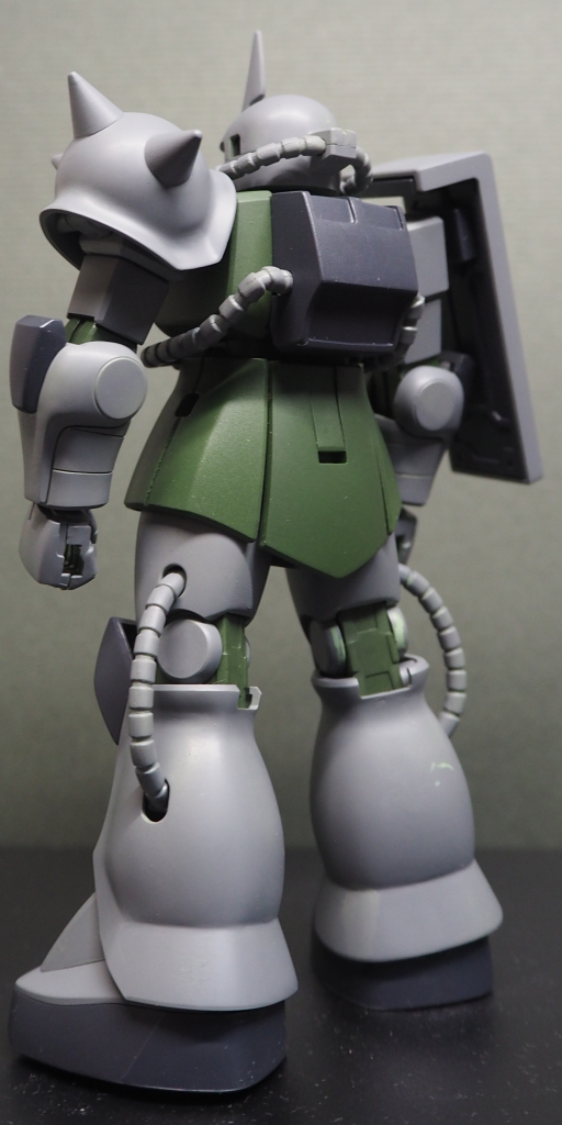 主に指揮官用としてパーソナルカラー等の非標準色で塗装されることが多かったS型は通常、生産工場による下地塗装段階で完成品として納入。最終塗装は軍において行われていた。宇宙用モビルスーツの下地塗装では主に、宇宙艦艇等と同じグレーの標準的な下地塗料が用いられる。主要コンポーネントの集中する胴体については通常、機体内部と同一の多機能性下地塗料が塗布されたが、装甲材の変更された試作機や上位機種等では他の塗料または金属処理後無塗装で用いられる場合もあった。戦争末期には決戦への配備を急ぐ必要から塗装工程が省略され、ほぼ全ての機体が下塗り状態で実戦投入された公国軍最終量産型モビルスーツが有名である。あくまで臨時の仕様変更であり制式指定ではなかったが、後代グレミー・トトが”ザビ家の真の継承者”として蜂起した際に自軍モビルスーツの主塗装を下地色に統一したのは、これに由来するという説が有力である。ただ同じ旧公国軍関係者であっても一部には「無様な色」とする見方もあり、ジオン独立戦争そのものに対する認識の違いが端的に表れていると言えよう。 公国軍モビルスーツの装甲材として用いられた超硬スチール合金であるが、これは一定条件を満たす特殊合金鋼の総称であり、特性の異なる多種多様な合金鋼が含まれる。それらの材質に応じて異なる下地塗料が用いられる一方、塗料の機能性等によって塗分けられた場合もあるため、単純に下地塗料の種類から装甲材の異同を判別することは難しい。コクピット周辺や足底、関節防護装甲等に多く見られる黒色部分については、硬化処理を経た合金素材自体の地色であり通常、塗装は施されないことが多い。装甲材としての性能は高かったが比重が大きく、一部の重モビルスーツを除き主装甲として広範囲に用いられるケースは稀であった。