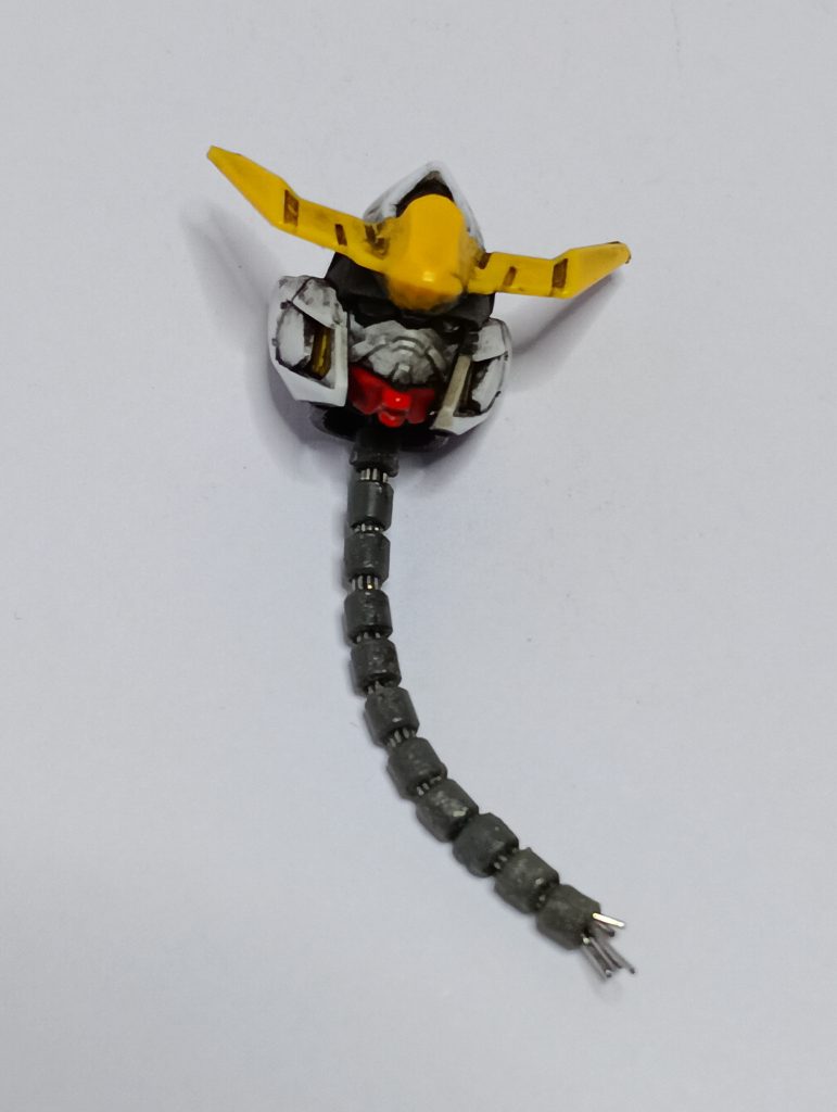 今回犠牲となった首は、バラ売りしていたバルバトスの首に、細いワイヤーを束ね2.5mmのプラパイプに通したものを差し込んで作りました。