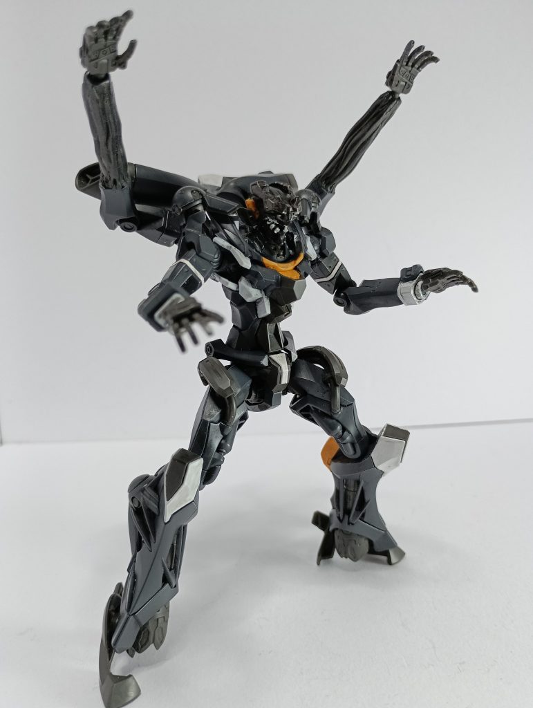 「たーべちゃーうぞー」(ガチ)。背部の腕はバーニアや肩のパーツに干渉するので、思ったほど自由に動かないです…