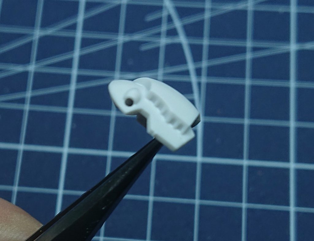 ヘッドパーツのサイドのダクト部分ココだけはディテールが埋まってしまってたのでタガネで彫り直しました。