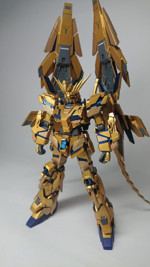 ゴールドカラーは2色で色分け　サイコフレームはメタリックブルーに蛍光ブルーを混ぜてブラックライトで光ります。