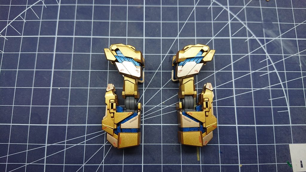 完成した腕　ゴールド2色の使い分けは正解ですね。何も改修はして無いのに色分けだけてかなり出来が変わりました。ちなみにフレームのグレーはつや消し外装のゴールドは半艶サイコフレームは艶ありで質感でも使い分けます。