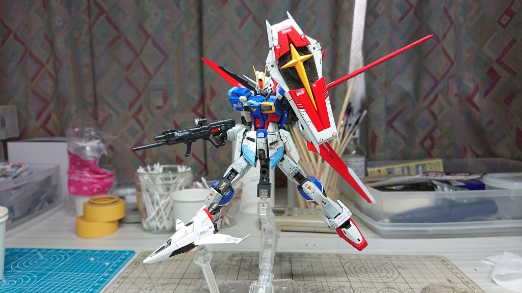 けっこう前に作って写真があまり残って無いので申し訳ないです。 RGを作るのが初めてでしたがよくあるパーツのポロリなども無く良いキットだと思います。失敗した所はアンテナのシャープ化の攻めすぎw この頃は何でも角を尖らせれば良いと思ってたのでやりすぎてちょっと触っただけでポキポキ折れてしまいました(zaku-kao9) やり過ぎはよくない!