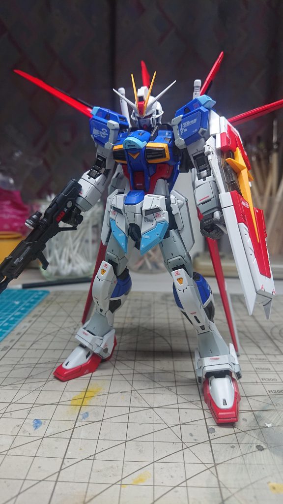 失敗その2 付属のリアルティックデカール デカールを貼るのは良いんですが全塗装前提で使うならやっぱ水転写デカールでないとデカールの厚みが厚すぎて段差が目立つのでキットとの一体感が無く後付感が出てしまうので これ以降ガンプラ作るときはキットと水転写はいっしょに買うようになりました。