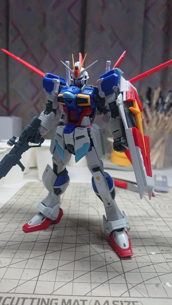 こちらは素組 そして失敗その3 パーツの割れ塗装を厚めに塗り過ぎたのと、ダボ穴やボールジョイントなど塗らなくていい所も塗ってしまって、「大丈夫でしょ?」ってナメてたら組む時パーツが割れてしまって関節が緩くなり過ぎたり修正が大変でした・・・(gundam-kao9)肩のビームサーベルも取れなくなったり、あまり関節が動かせなくなってしまいました。