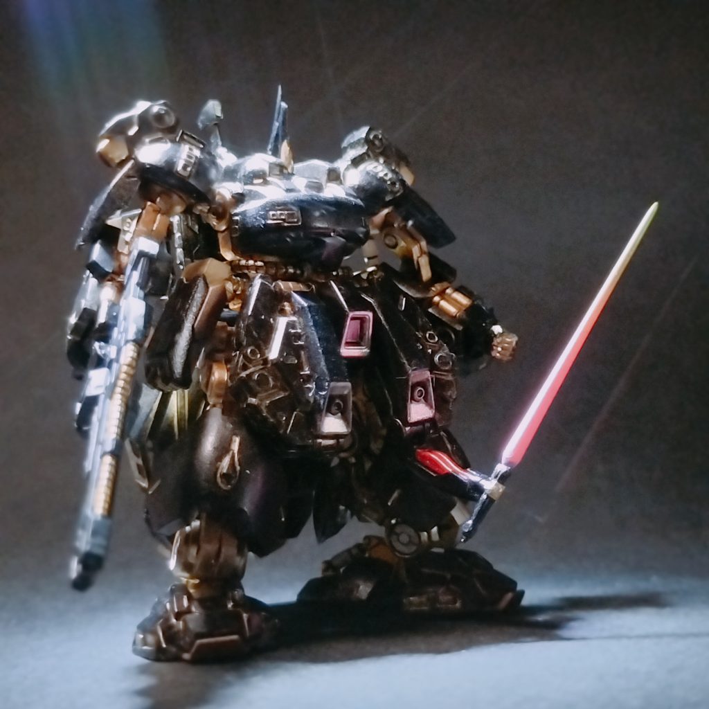 8.    黒い機体の一番機は“THE-O　NOIR”と登録され、メカニックたちからは「黒っ子」と呼ばれている。ジュデルがパイロットを務める。父親ゆずりの活発さからダイナミックな動きをする「動」のジュデルが駆る“黒っ子“は、ジュピトリスIIに襲い掛かる海賊MSたちを鬼神のごとく返り討ちにしていった。