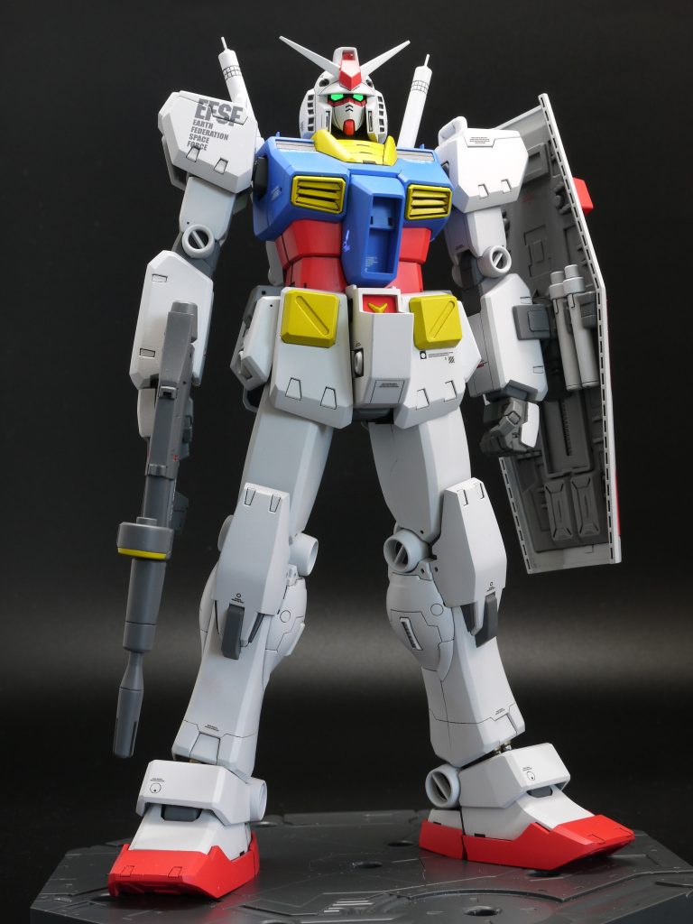 ツインアイは蛍光グリーンで塗装したので、ブラックライトで光ります。トサカ前後のカメラはラピーテープを貼ってあります。