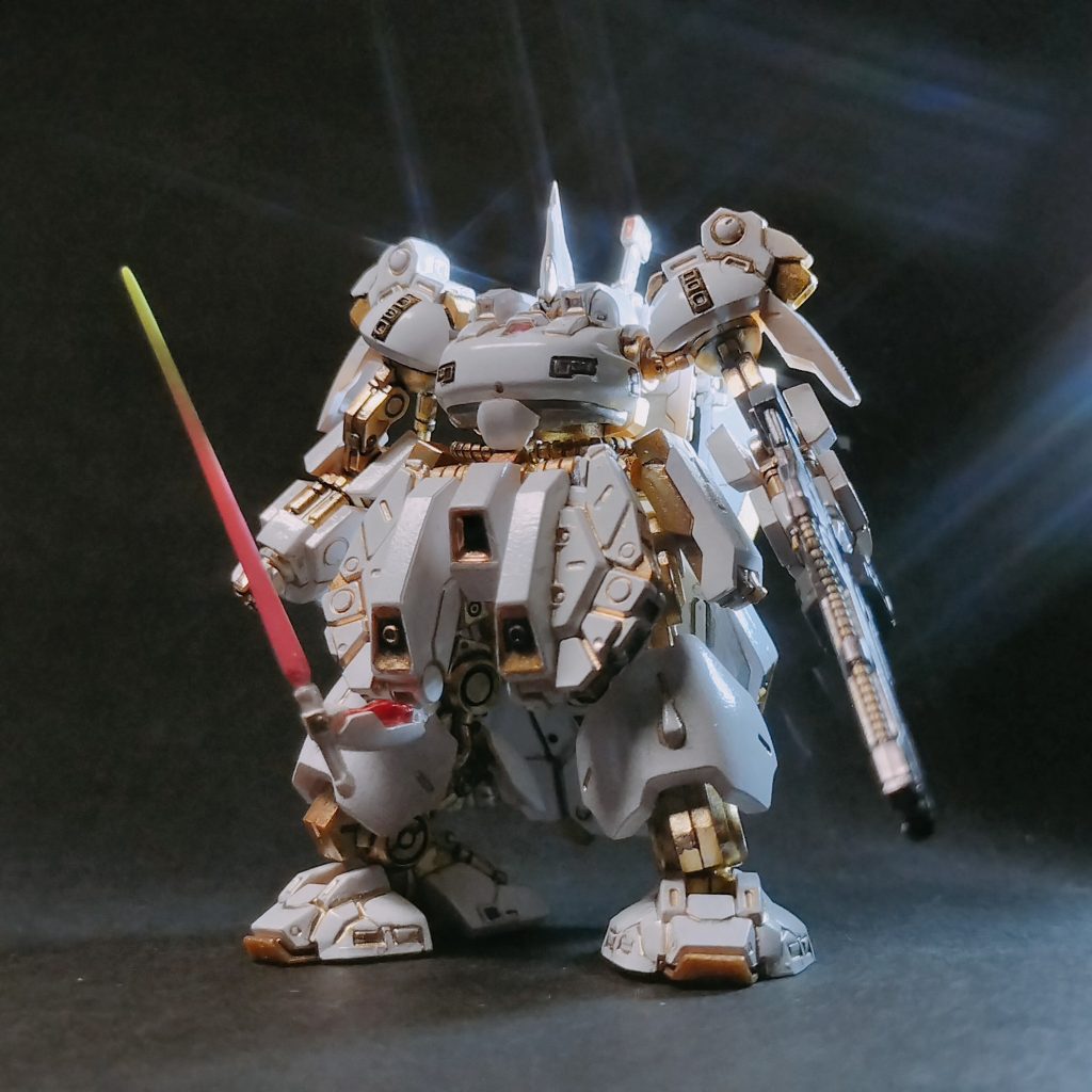 9.    白い機体の二番機は“THE-O　BLANC”と登録され、同じく「白っ子」と呼ばれているが、光の当たり方によっては尊く見えることから一部のクルーに「法王さま」とも呼ばれている。母親譲りの温厚ですべてを包み込むような性格の「静」のジュダルは、全体の状況を直感的に洞察・俯瞰し、“黒っ子”とは対照的に”白っ子“を最小限の動きで操縦。会敵した海賊MS部隊のボス機を早々に見抜き、これを撃破して敵部隊の戦意を喪失させ、相互の人命損失を最小限にする戦法をとる。