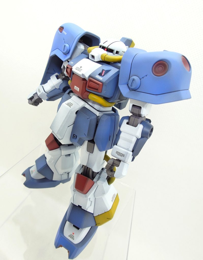 ショルダーアーマーだけ濃くなってしまいました(zaku-kao4)色を合わせるって難しいですね。でもここは、見所であるショルダーアーマーが強調されたと前向きにとらえることにします(zaku-kao5)