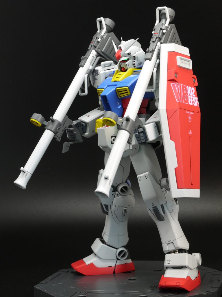 最終決戦仕様です。デカールは1/72作例を参考にして少なくシンプルにしましたが、右肩だけキットのデザインにしました。シールドはキット版とシンプル版の2種類にしているので、1枚だけ装備する際は好きな方を選択できます。