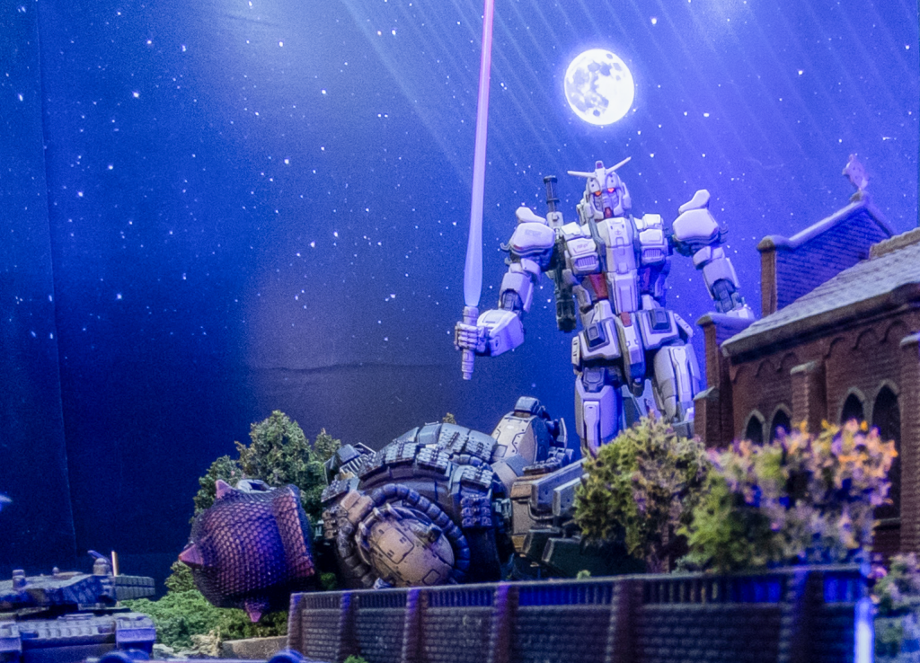 復讐のレクイエムキットは色々難点はありますが、達成感と満足感は抜群なのでおすすめですよーガンダムとソラリ機は再販待ちですが、その他のレッドウルフ隊のキットはプレバンで即購入可能ですおっかなびっくりジオラマに手を出してみましたが、今は色々と便利な商品が豊富。素人でもそれなりのものが出来上がるので素晴らしいですね!あ、ちなみに背景の作り方とか詳しい方いませんか?今回はコンビニで背景をA3用紙に印刷→プラ段ボール板に貼り付け→印刷面が若干照明を反射するのでエアブラシで艶消しクリア塗装→一部にシワができちゃうで、微妙な感じだったんですよね...何か良い方法をご存知の方がいらっしゃればご教授願いたいです 🙇🏻♂️ジオラマ作成自体かなり楽しかったので今後もキット + ジオラマ作成に挑戦したいなと思います!最後までご覧いただきありがとうございました🥰