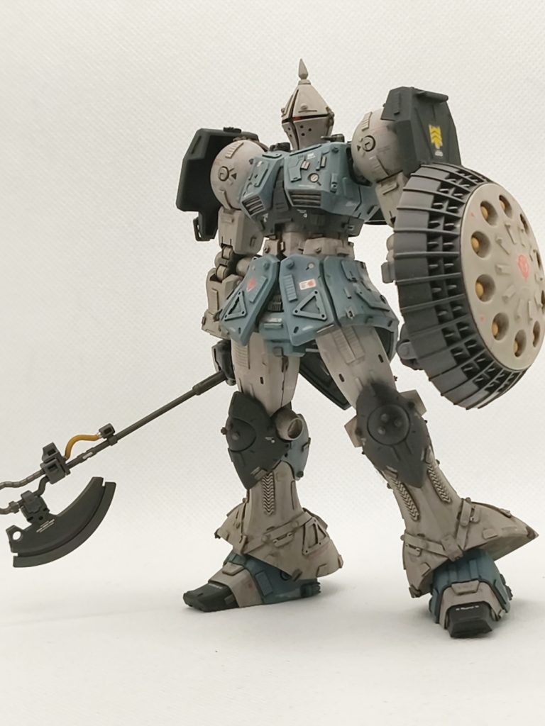 当初武装モリモリにしようかと思っていましたが、ミサイルシールドとロングヒートホークのみという潔いカタチに!ロングヒートホークはシステムウェポンのヤツです。コレちょっと柄が細くないですか? 叩いたら折れそう…