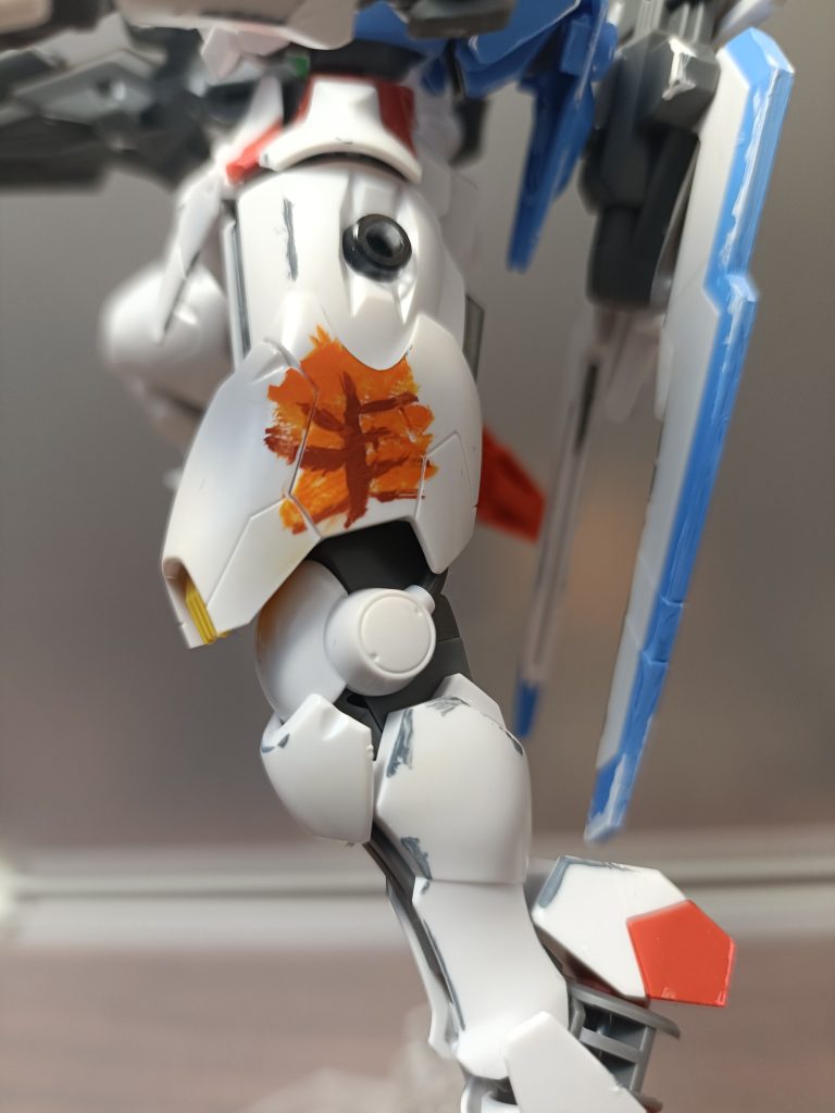 エアリアルの特徴的な太もももに秋をイメージさせる紅葉した木を描いています。