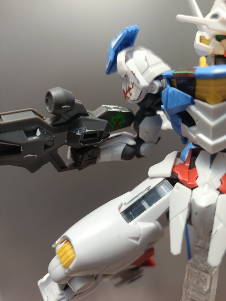 右肩に冬のイメージの雪が積もった木を描いてます。白い肩に白い雪は見にくいですね(zaku-kao4)