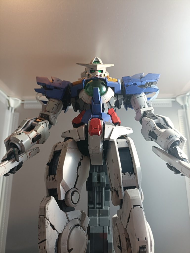 下からアオリで。すべてアクリル絵の具の筆塗りで仕上げています。